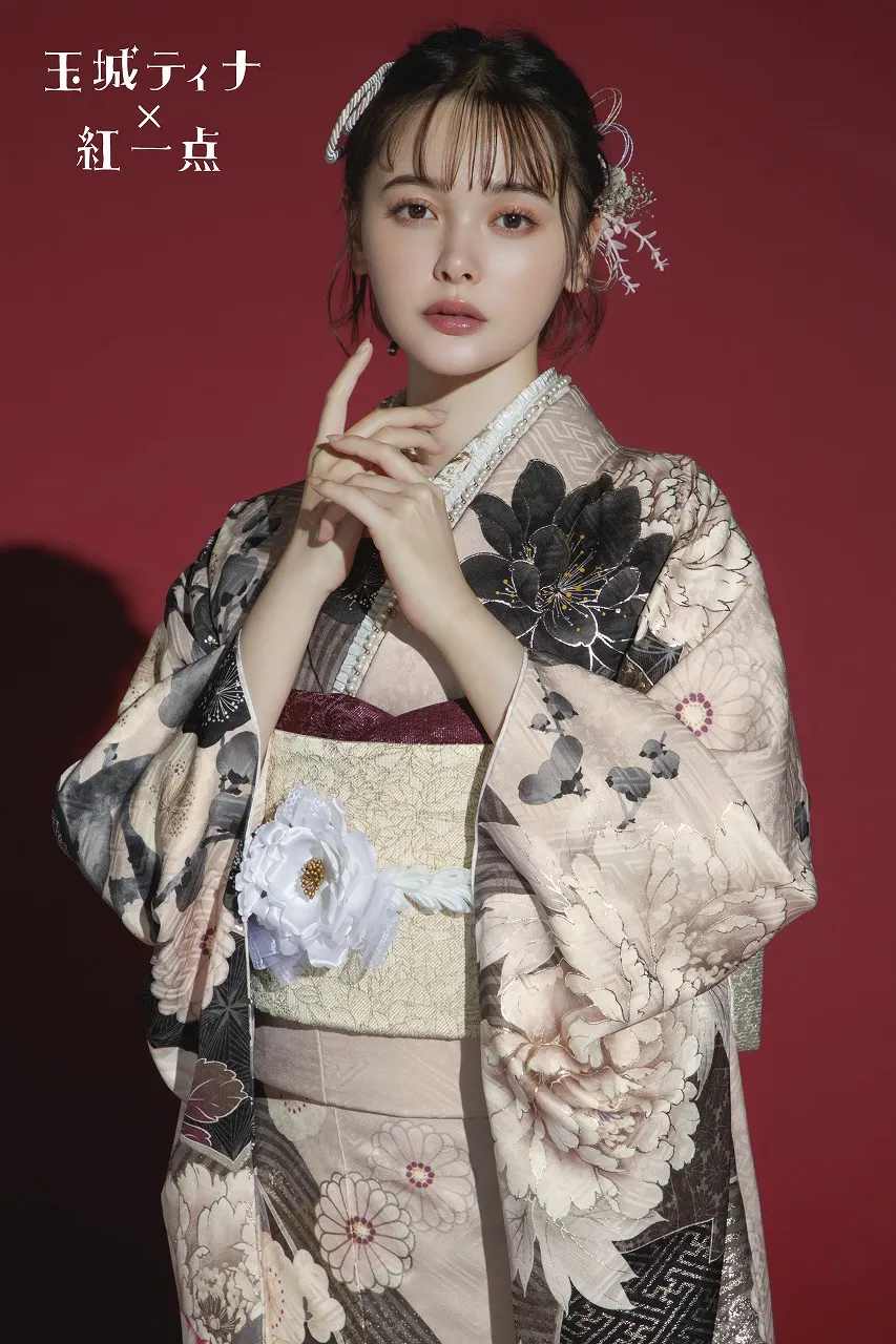 TAKAZENのレンタル振袖 玉城ティナ×紅一点ブランド振袖　ピンクベージュ/くすみ系　牡丹柄/桜柄　人とかぶらない　おしゃれ　やわらかい雰囲気【通販可】K1179