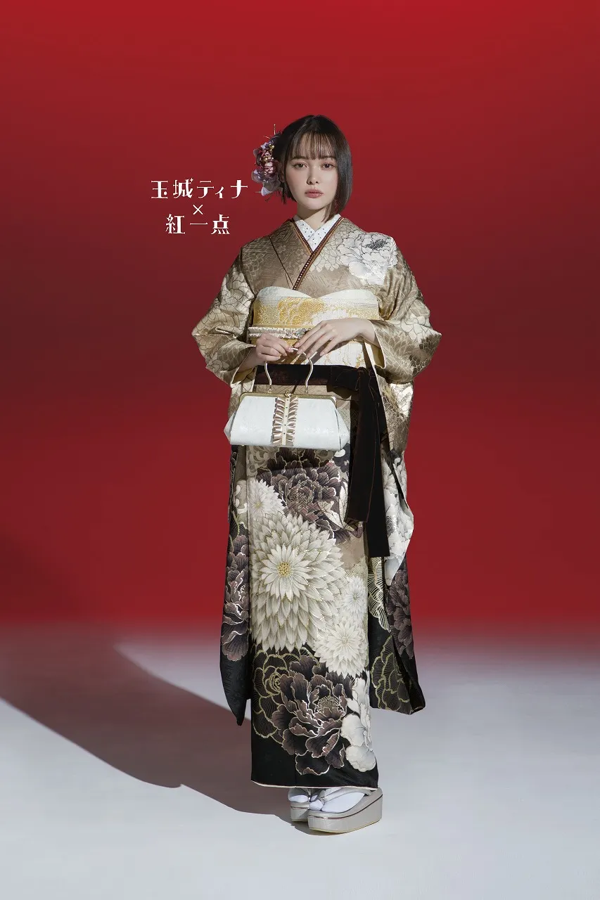 TAKAZENのレンタル振袖 玉城ティナ×紅一点ブランド振袖　ベージュ/ダスティーカラー　大柄/乱菊　大人っぽい　古典柄　おしゃれ【通販可】K1182