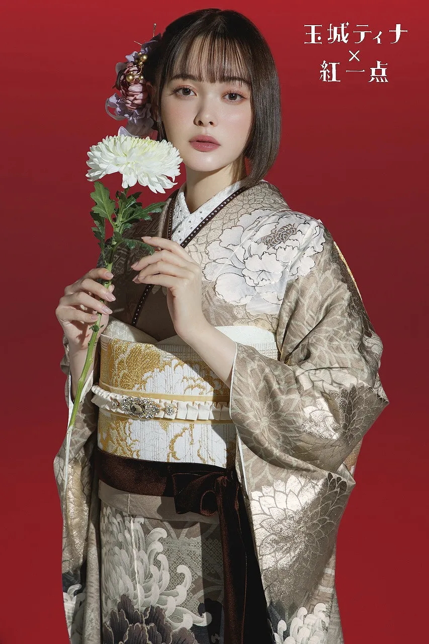 TAKAZENのレンタル振袖 玉城ティナ×紅一点ブランド振袖　ベージュ/ダスティーカラー　大柄/乱菊　大人っぽい　古典柄　おしゃれ【通販可】K1182