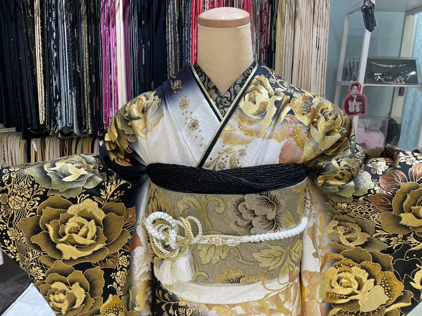 振袖　成人式　金　バラ柄　派手　キラキラ
