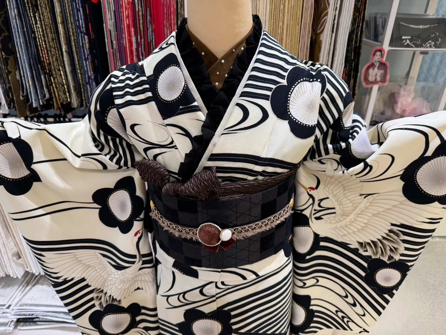 TAKAZEN　タカゼン　takazen堺店　安カワ　白黒振袖　モノトーン　鶴柄　可愛い　ブーツコーデ