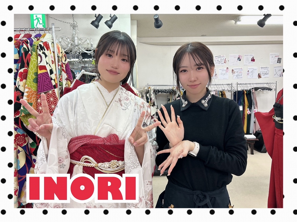 振袖 レンタル 奈良 振袖安い クール系 ブルー(青)/白/黒 バラ柄/柄多め モード 人気 クール 派手 かわいい 目立つ振袖 ギャル 中村りおん【通販可】32116 最新作ヘップバーンコスメカラー 白/赤 バラ柄 キラキラ スワロフスキー/パール付き おしゃれ かわいい キルティング帯 リボンコーデ 香音【通販可】26003