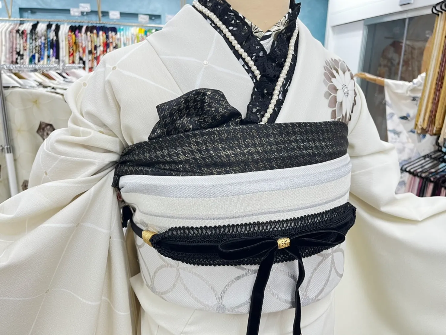 振袖レンタル　成人式　なんば　心斎橋ヴィンテージスタイル　白/ホワイト　すっきり柄/ワンポイント柄　シンプル大人っぽい振袖ネットレンタル　玉城ティナ×紅一点