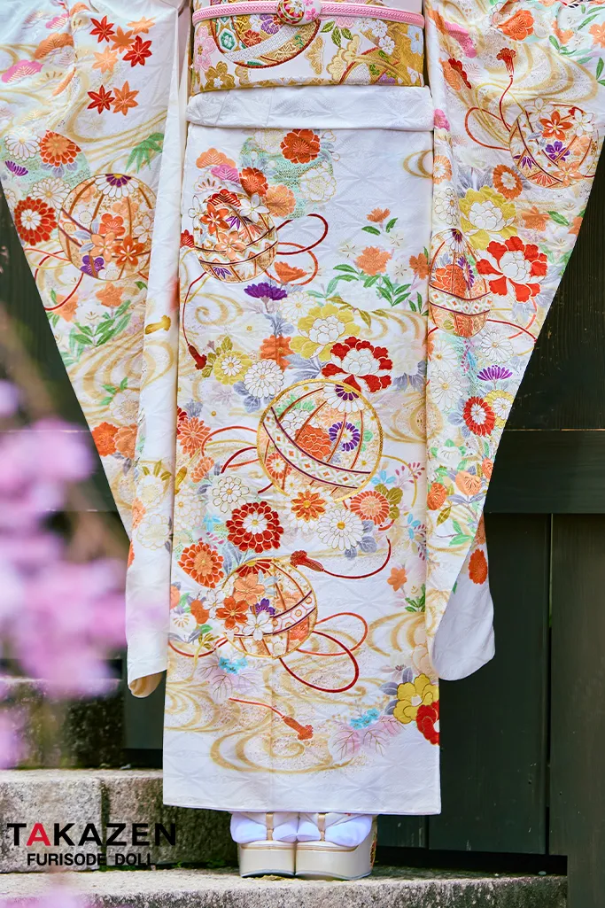 TAKAZENのレンタル振袖 正統派古典 白/白ベース 鞠柄/牡丹柄 かわいい 綺麗系 柄小さめ おしとやか 上品【通販可】LB43