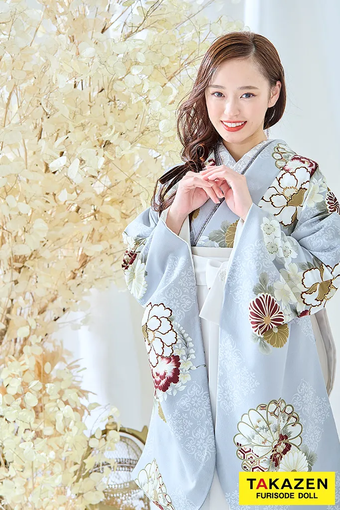 TAKAZENのレンタル袴 くすみカラー古典　ライトグレー/ニュアンスカラー　牡丹柄/菊柄　清楚　大人っぽい　おしとやか　綺麗系　くすみ系【通販可】R26024