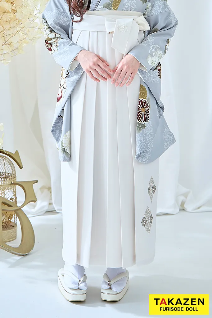 TAKAZENのレンタル袴 くすみカラー古典　ライトグレー/ニュアンスカラー　牡丹柄/菊柄　清楚　大人っぽい　おしとやか　綺麗系　くすみ系【通販可】R26024