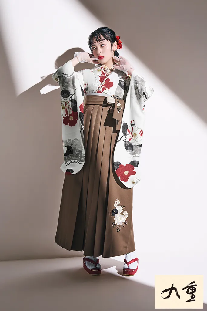 TAKAZENのレンタル袴 九重ブランド袴　白/赤　椿柄　古典柄　華やか　きれい系　大人っぽい　清楚　大正ロマン　王道【通販可】R26055