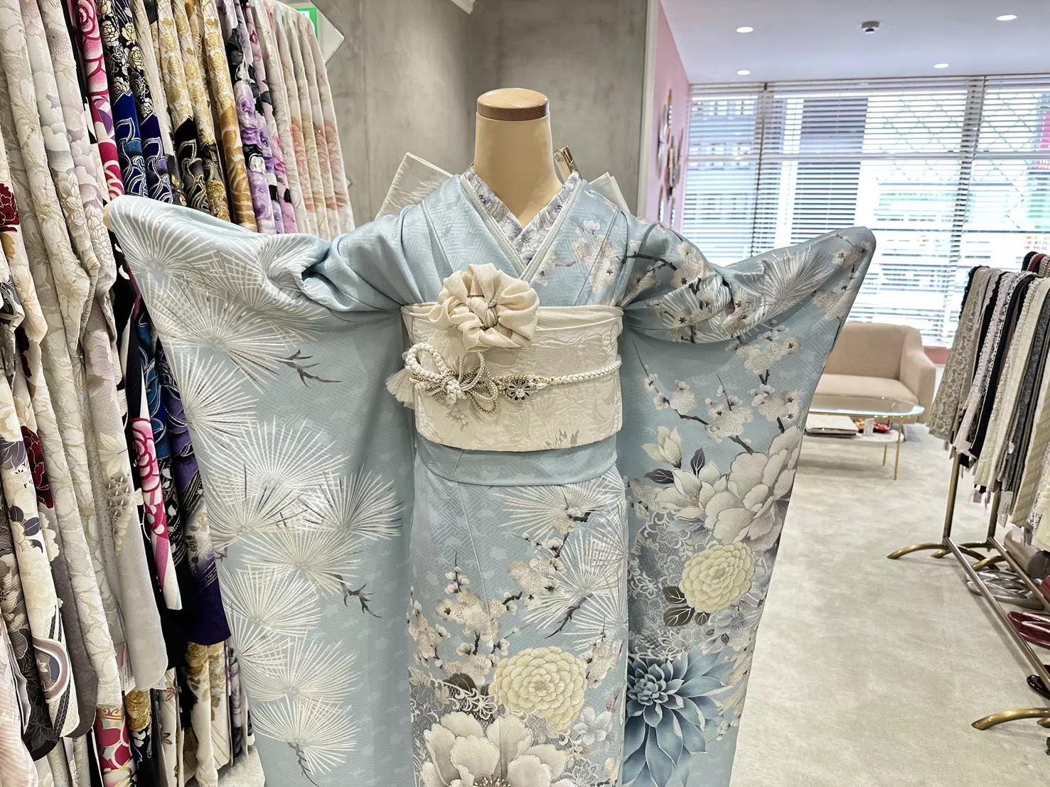 TAKAZEN姫路店　姫路市　成人式　卒業式　袴　振袖　イマドキ振袖　キラキラ　ヘップバーン　　白　金