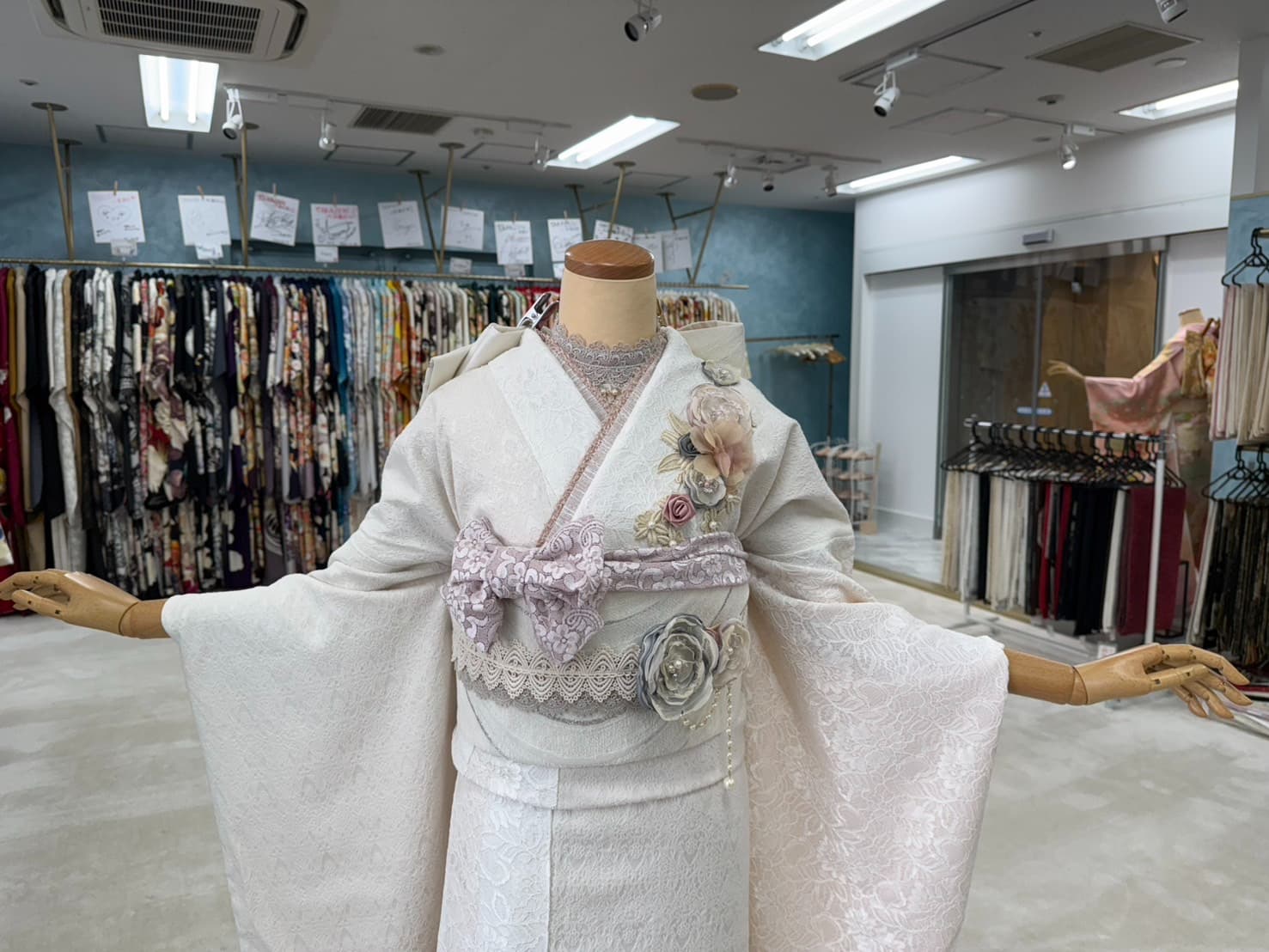 振袖レンタル　成人式　なんば　心斎橋　TAKAZEN心斎橋店　ミニョン　白　お花　ヘップバーン