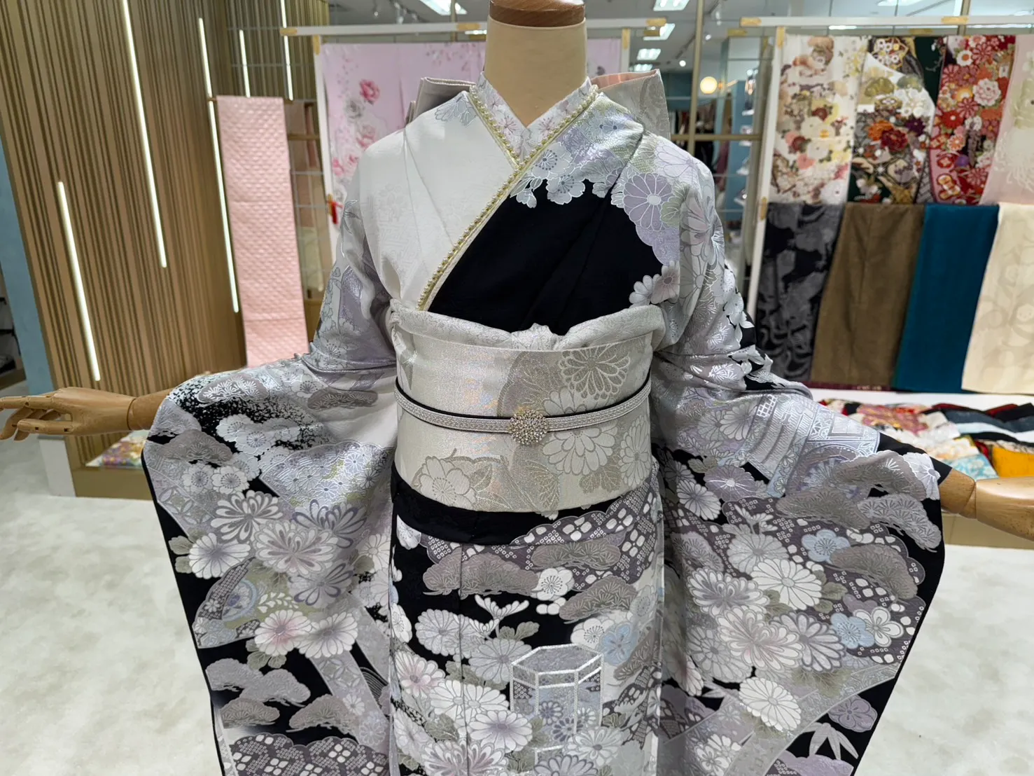 振袖レンタル　成人式　なんば　心斎橋　キラキラ　金彩加工　スワロフスキー　関芳