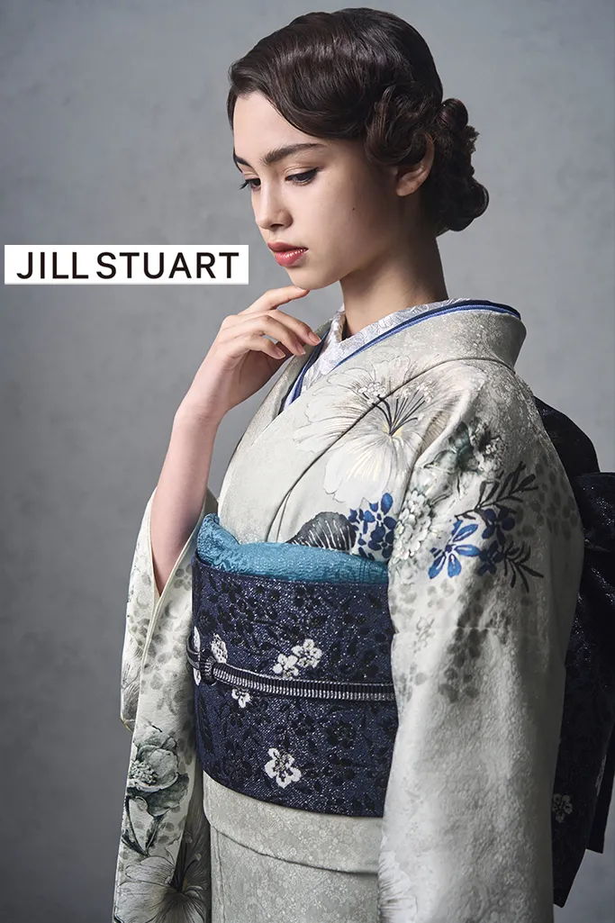 TAKAZENのレンタル振袖 JILL STUARTブランド振袖　ライトグレー　ピオニー　きれいめ　ヴィンテージスタイル　大人っぽい　シック　スタイリッシュ【通販可】K1197