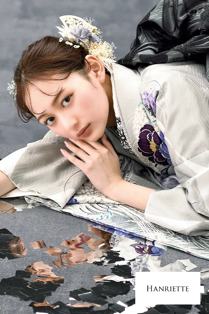 TAKAZENのレンタル振袖 正統派古典　ライトグレー/ニュアンスカラー　牡丹柄　くすみ系　大人っぽい　きれいめ【通販可】K1207