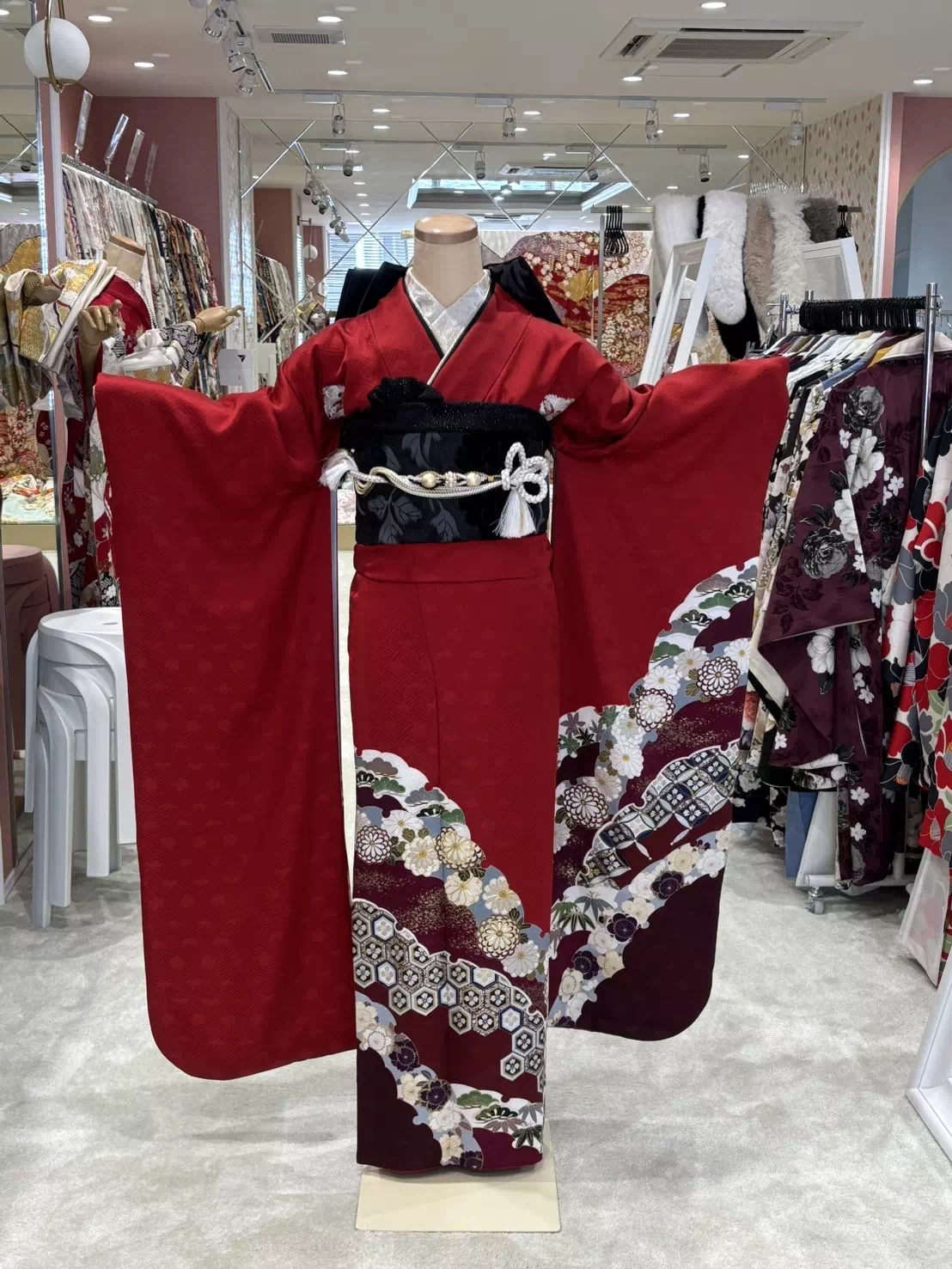 TAKAZEN姫路店　姫路市　成人式　卒業式　袴　振袖　イマドキ振袖　2027年　2028年　ヴィンテージスタイル　赤　シンプル