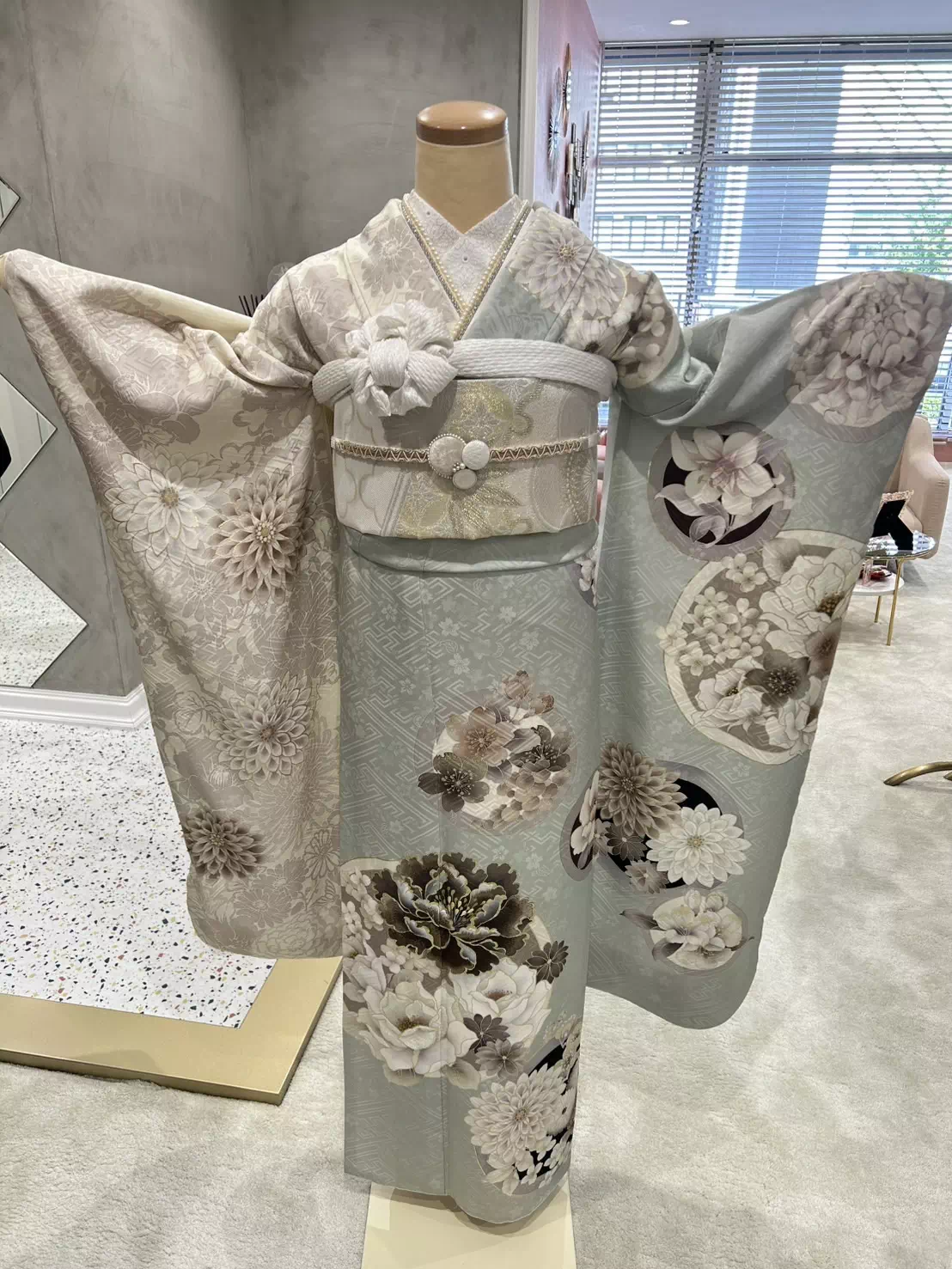 TAKAZEN姫路店　姫路市　成人式　卒業式　袴　振袖　イマドキ振袖　キラキラ　ヘップバーン　　白　金
